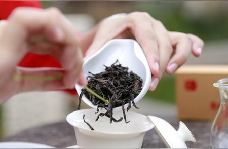 武夷岩茶鉴赏指南：香气、口感与滋味的解析
