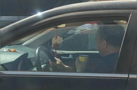 男子开车时品茶被警方拦截：碧螺春引发的意外
